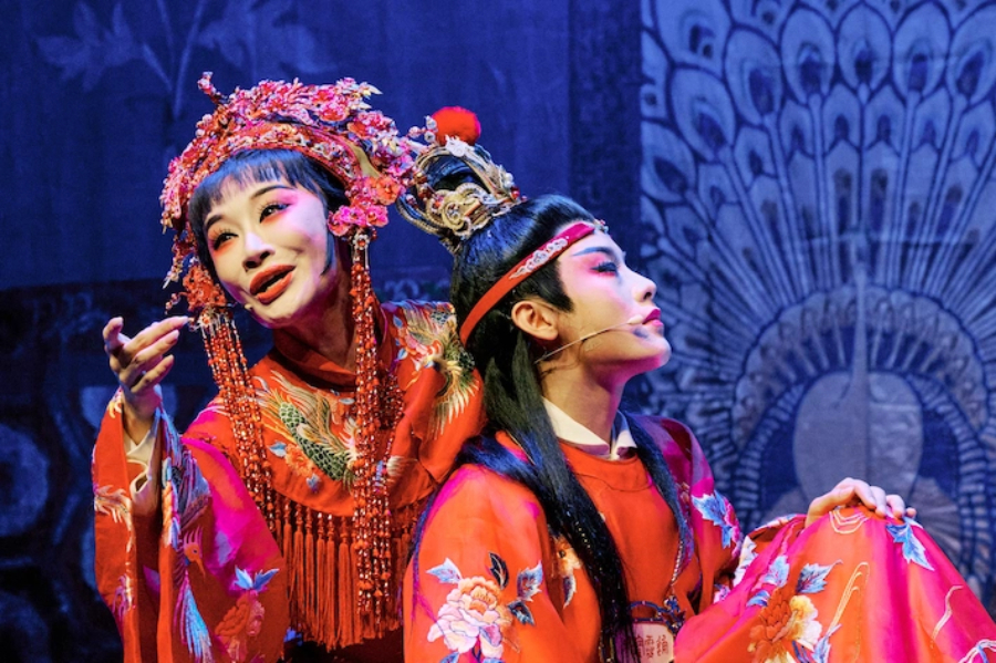 越剧表演艺术家陈丽君（饰贾宝玉）、徐虹（饰薛宝钗）、郑晓（饰林黛玉）表演 越剧《红楼梦·葬花吟》杨浩鹏摄