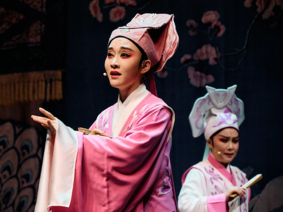 越剧表演艺术家魏春芳（饰梁山伯）、章益清（饰祝英台）表演 越剧《梁祝·十八相送》。杨浩鹏摄