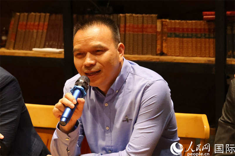 温州市政协副主席郑建忠在座谈会上致辞。人民网记者 陈海琪摄