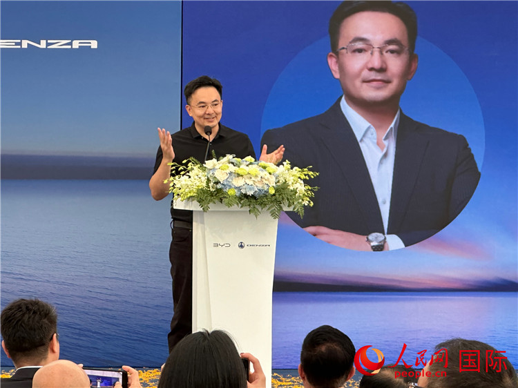 比亚迪汽车（泰国）有限公司总经理柯育滨致辞。人民网记者 简承渊摄