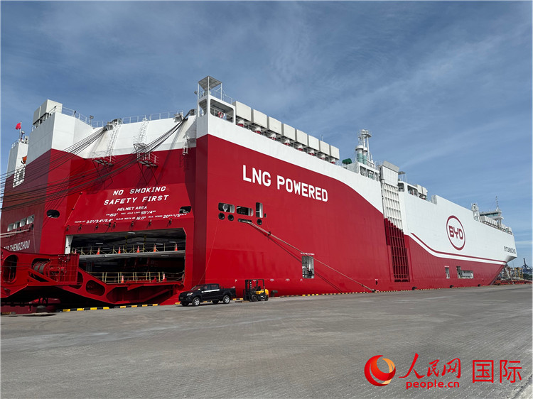 启航驶向欧洲的“比亚迪·郑州号” 滚装船。人民网记者 简承渊摄