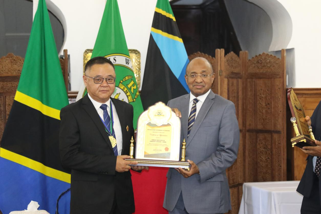 总统向专家组颁发感谢证书。施亮摄