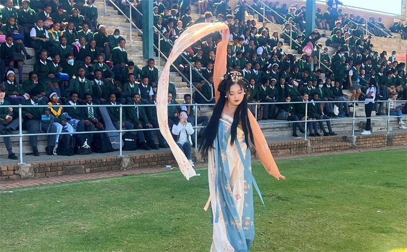 赵琳老师在现场表演中国古典舞。孔子课堂供图