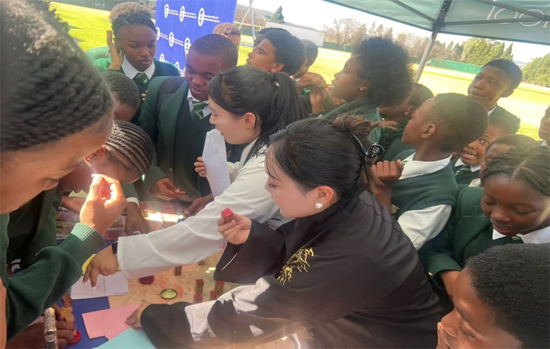 中国生肖文化体验展台前。孔子课堂供图