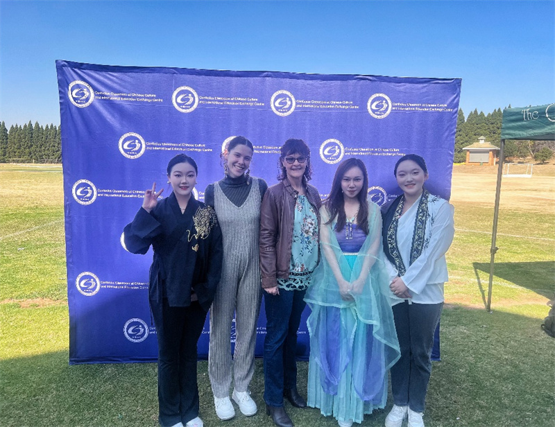 孔子课堂老师与卡罗琳·内尔校长及助教合影。孔子课堂供图