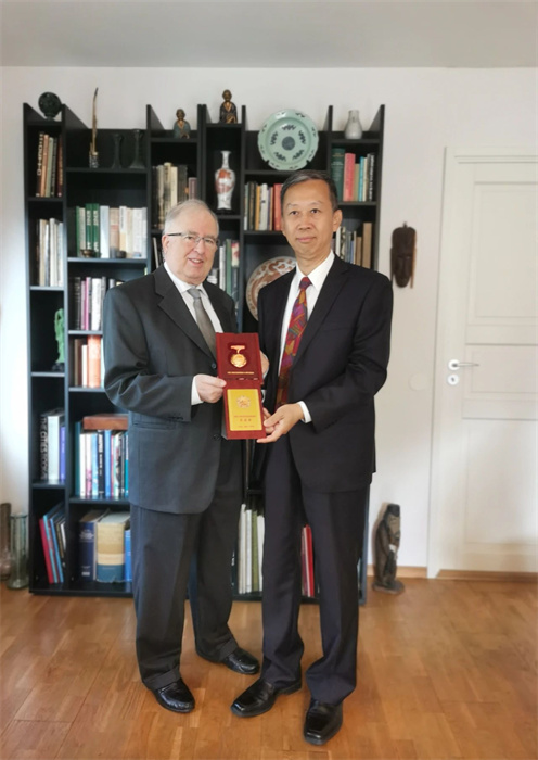 中国驻瑞典大使崔爱民向波兰友人傅拉都遗属发放“中国人民抗日战争胜利80周年”纪念章。中国驻瑞典大使馆供图