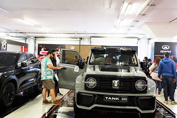 观众在长城汽车展厅参观。人民网记者 戴楷然摄