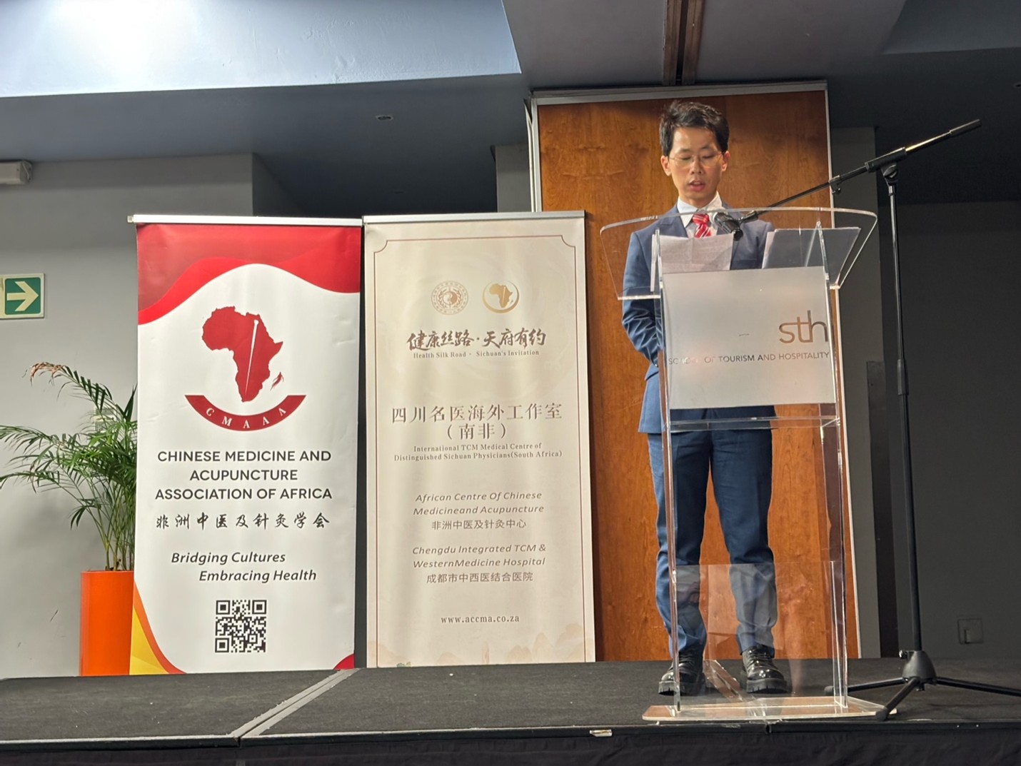 四川名医海外工作室（南非）负责人胡紫景教授致辞。非洲中医及针灸学会供图