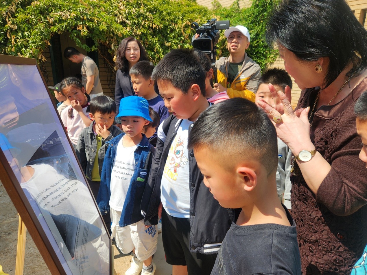 海外华裔青少年专注于图片展 。非洲华文教育基金会中文学校供图