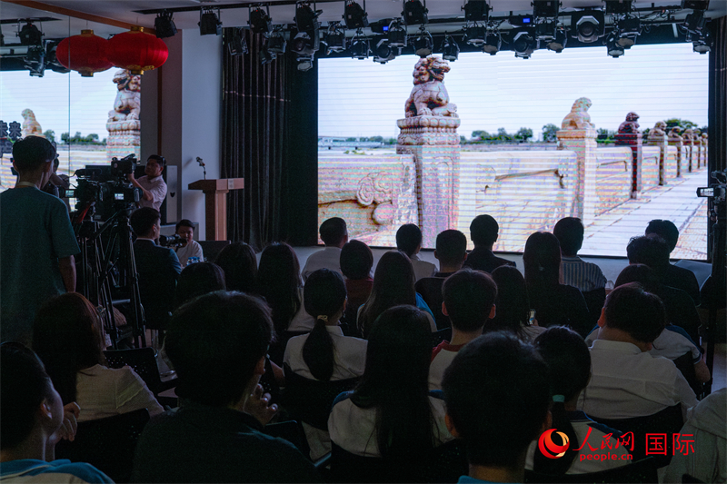 图一：活动现场展映《铭记·胜利的记忆》纪录片。人民网记者谢佳君摄