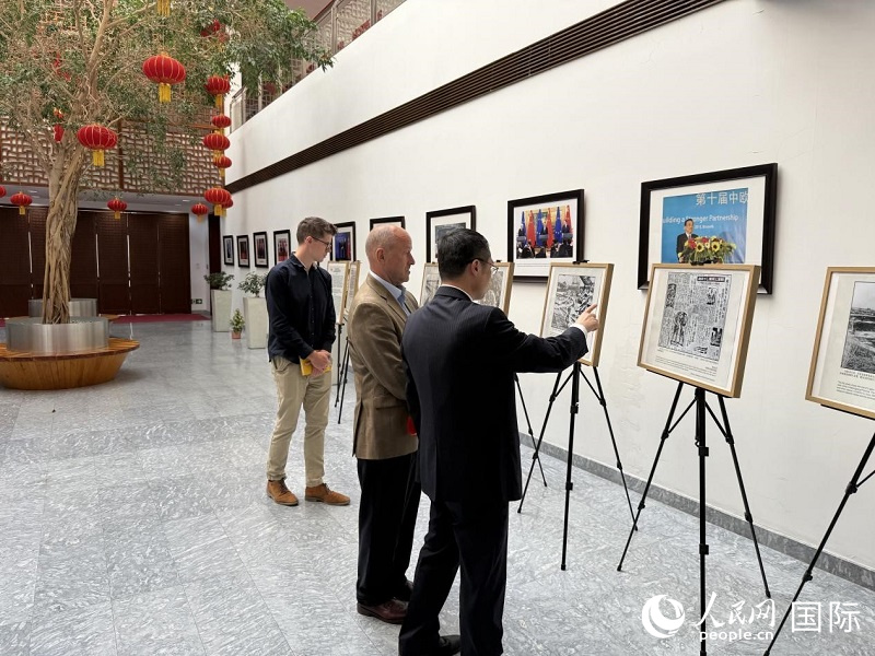参会嘉宾在观看图片展。人民网记者 牛瑞飞摄