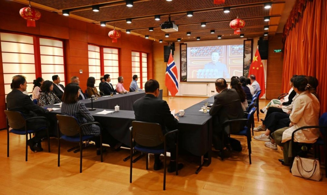 与会代表收看纪念大会盛况。中国驻挪威大使馆供图