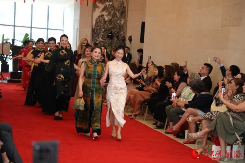 2、美国各界友好人士以及外国驻美使节体验旗袍魅力。 人民网记者 李志伟摄_副本
