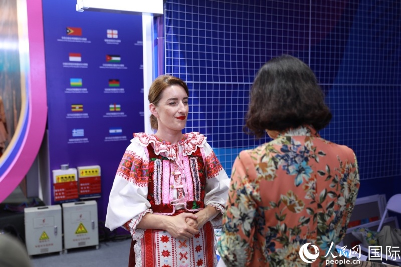 斯洛伐克共和国驻华大使馆展区工作人员正在接受记者采访。人民网记者 贾文婷摄