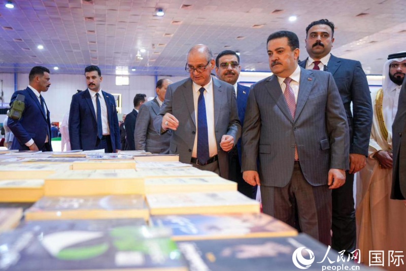 伊拉克总理苏达尼在巡馆。人民网 伊纳斯·易卜拉欣摄