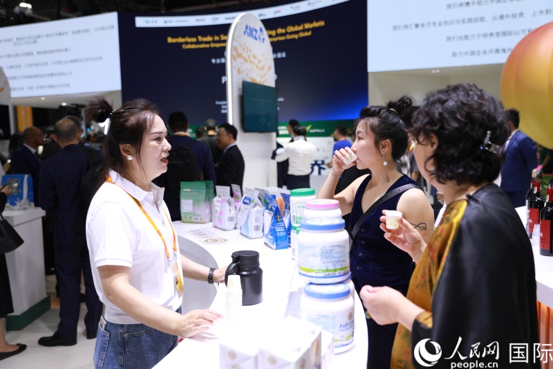 观众试饮澳大利亚乳制品。人民网记者 贾文婷摄