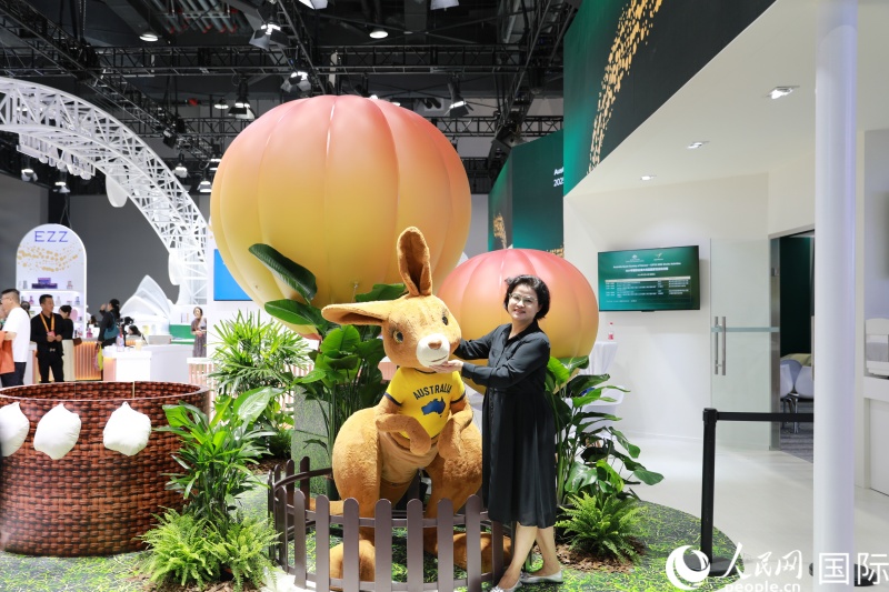 观众与澳大利亚旅游“大使”袋鼠茹比合影。人民网记者 贾文婷摄