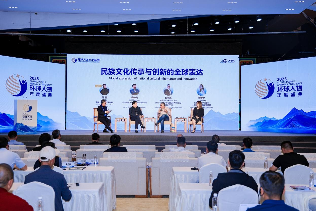 海滨、刘祺、维多利亚和刘正曦在活动现场（从左至右）。