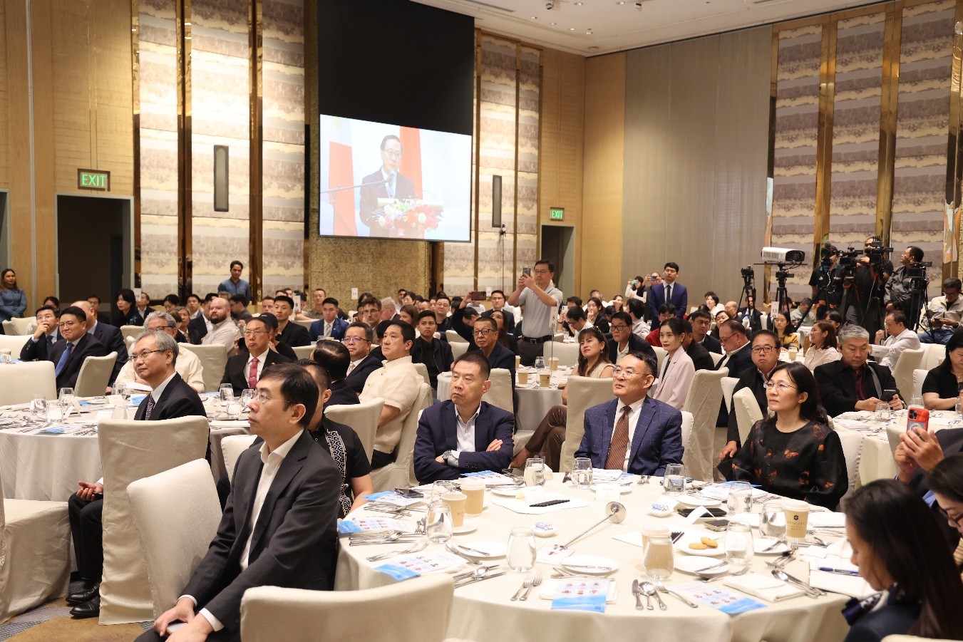 论坛现场气氛热烈融洽，与会嘉宾积极互动、畅所欲言。人民网记者 樊帆摄