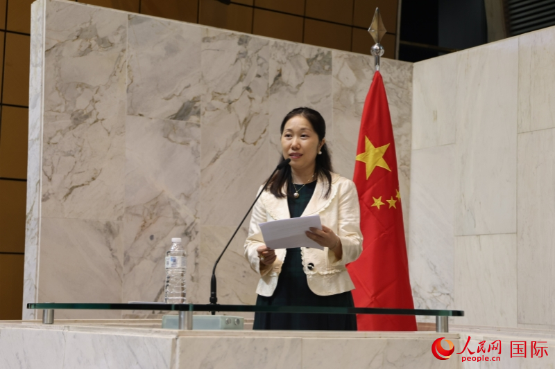 当地时间9月19日，纪念中国人民抗日战争暨世界反法西斯战争胜利80周年活动在巴西圣保罗州议会举办，中国驻圣保罗总领馆代总领事张希在活动中发言。人民网记者 时元皓摄