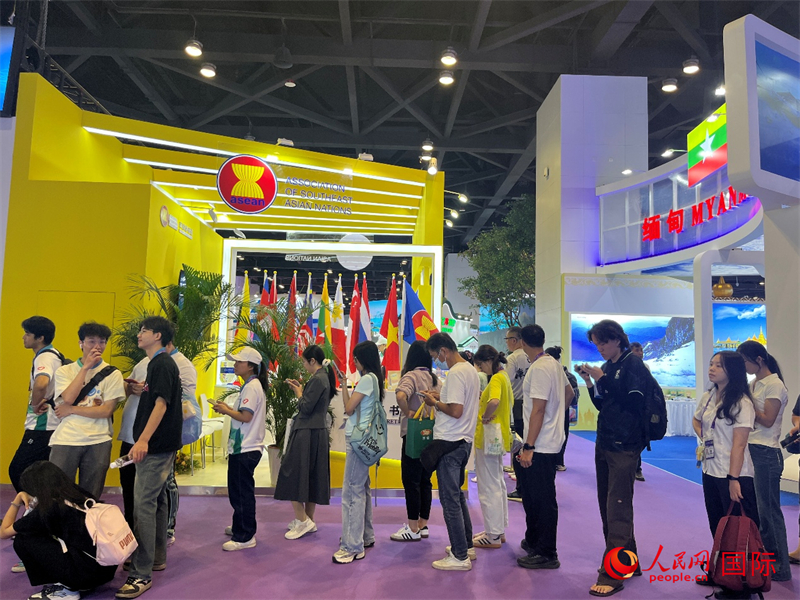 人们在中国-东盟中心展位排队集章。人民网 张醴泉摄