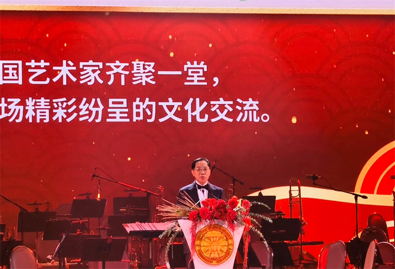 音乐会主席、泰国前国会主席颇钦致辞。李映民摄