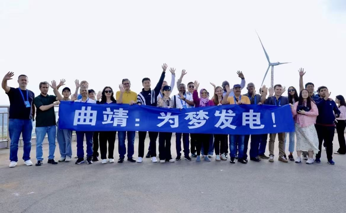 图为2025“一带一路”中外媒体采访调研行(亚非欧团)的外国媒体记者参观诸葛南山风电观景平台。罗笛尔摄