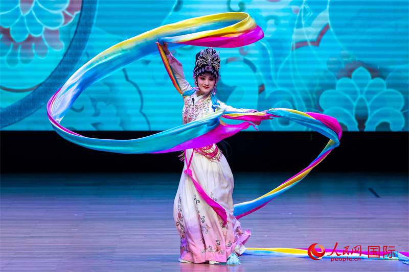 浙江婺剧团艺术家表演《天女散花》。人民网记者 谢佳君摄