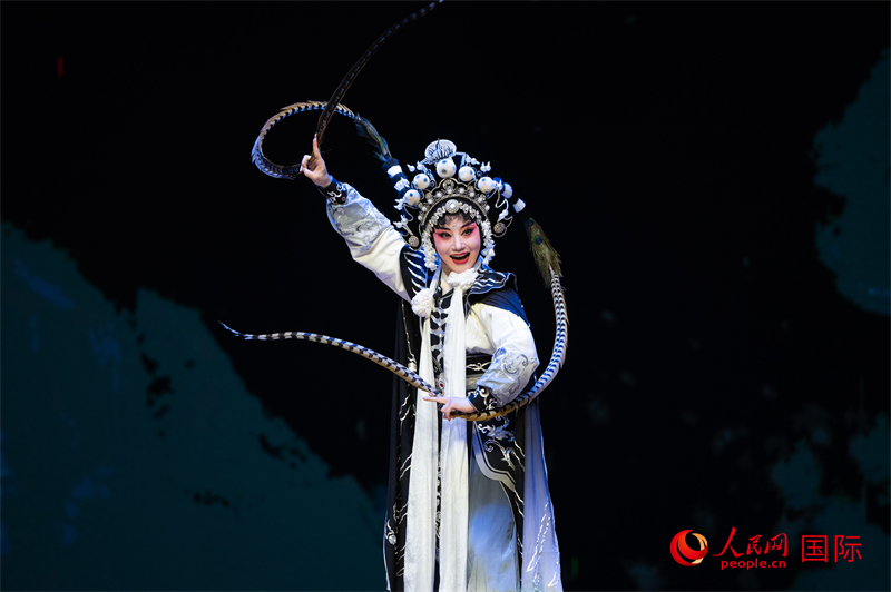 浙江婺剧团艺术家表演《三打白骨精》。人民网记者 谢佳君摄