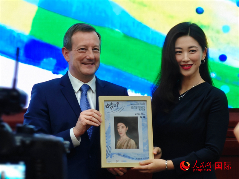 9月22日，法国驻华大使白玉堂（左）为中国演员朱珠（右）颁发“第十二届中法环境月推广大使”称号。人民网 李慧妍摄