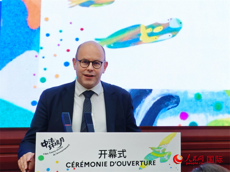 法国驻华使馆文化、教育与科学事务公使衔参赞艾文鸿介绍第十二届中法环境月活动。人民网 李慧妍摄