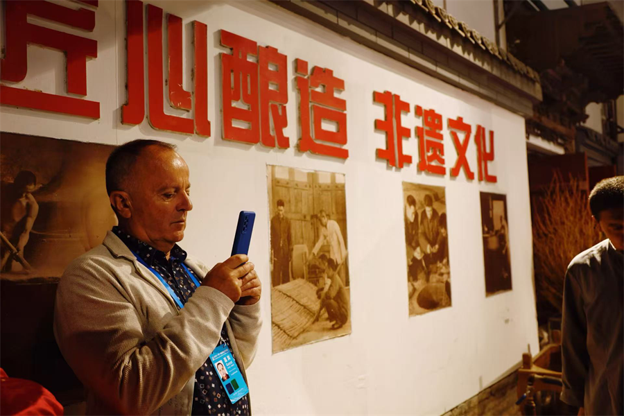 外国媒体嘉宾在拍摄记录传统酿酒工艺。张赫摄