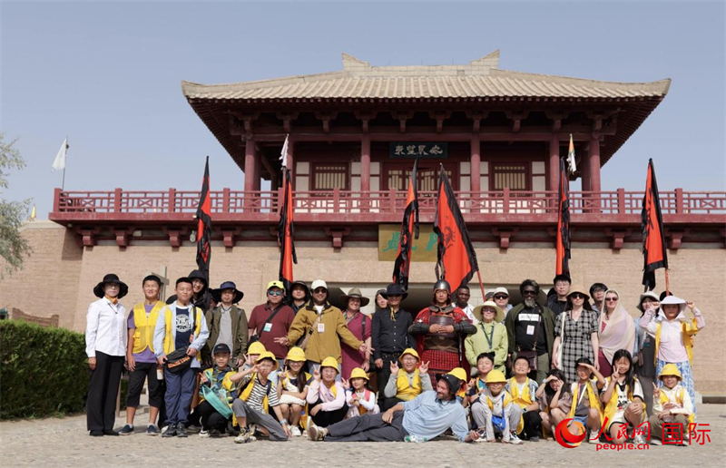 “艺汇丝路”外国艺术家丝路行访华采风活动合影。人民网 严小晶摄