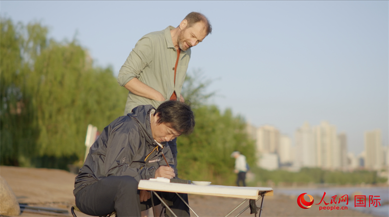 意大利艺术家马泰奥与中国艺术家陈明坤在黄河之滨共创。人民网 严小晶摄