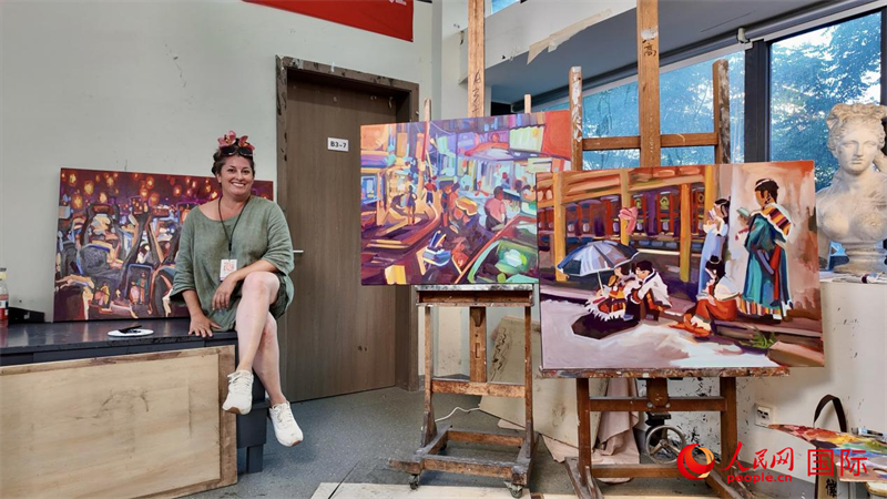 加拿大艺术家米歇尔在中国美术学院画室创作。人民网 严小晶摄