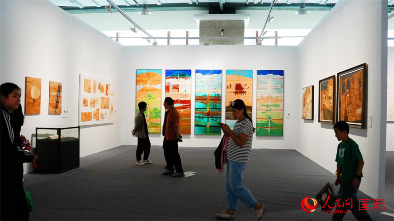 该展厅呈现保加利亚艺术家玛丽亚与中国艺术家赵军、姜毅、赵明强作品。人民网 严小晶摄