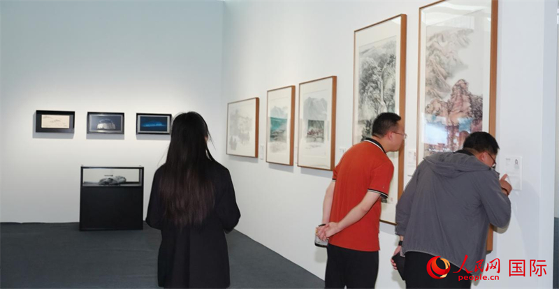 观众在俄罗斯艺术家冬青国作品前打卡，该展厅还有中国艺术家司文洲、范阳子等作品。人民网 严小晶摄