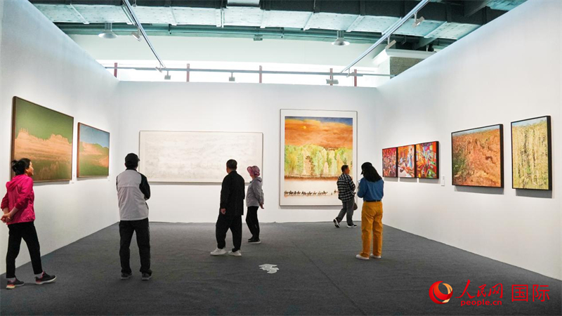 该展厅呈现意大利艺术家马泰奥、罗马尼亚艺术家安德烈娅、加拿大艺术家米歇尔、刚果（金）艺术家卡拉玛与中国艺术家陈明坤作品。人民网 严小晶摄