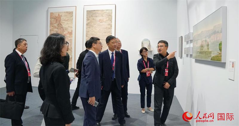 嘉宾在蒙古国艺术家巴特尔佐力格与中国艺术家陈流、高树标作品前观展。人民网 严小晶摄