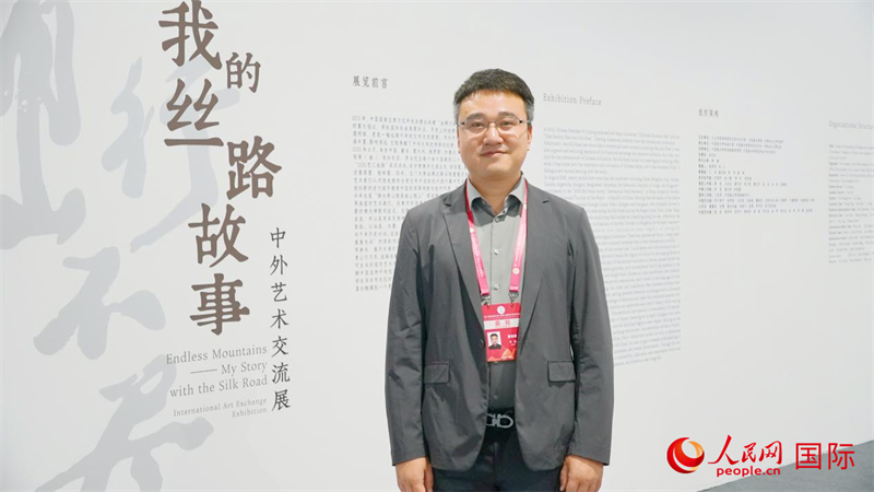 展览策展人、中国美术学院美术馆副馆长夏商周接受人民网采访。人民网 严小晶摄