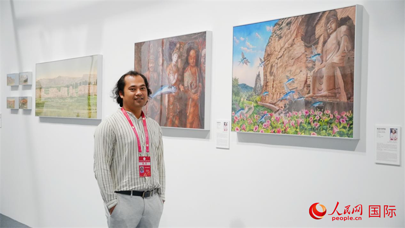 孟加拉国艺术家蒙蒙烁在其画作前接受人民网采访。人民网 严小晶摄