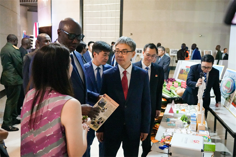 在招待会现场，中塞两国嘉宾亲切交流。中国驻塞内加尔大使馆供图