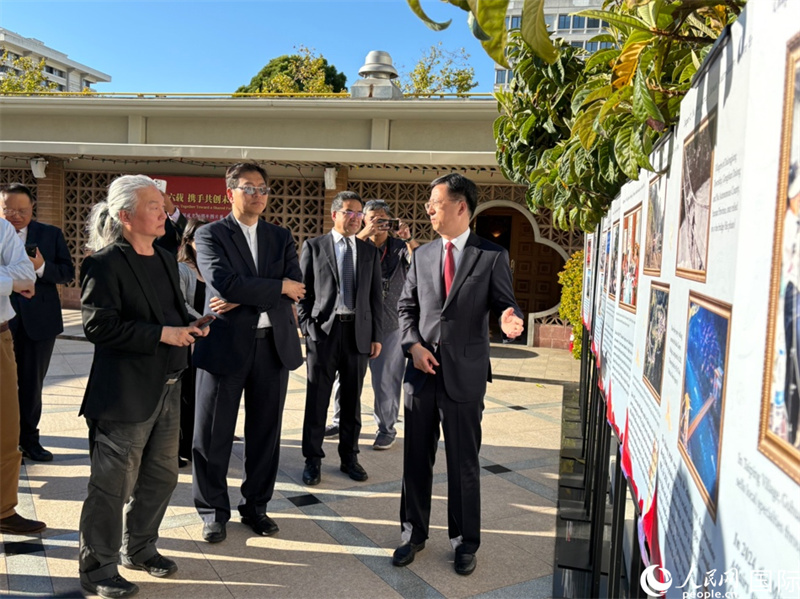 中国驻旧金山总领事张建敏向与会媒体和智库人士介绍图片展。人民网记者 邓圩摄