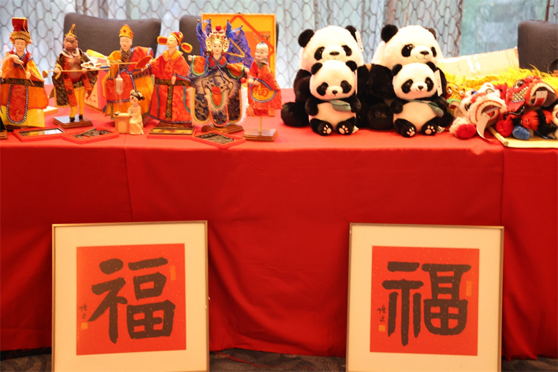 招待会现场设置的中国文化展台。人民网记者 樊帆摄