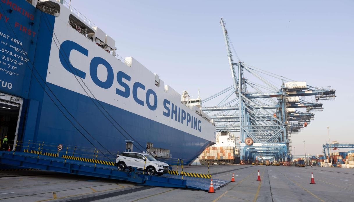 中国产汽车驶出“黄河口”轮。中远海运供图