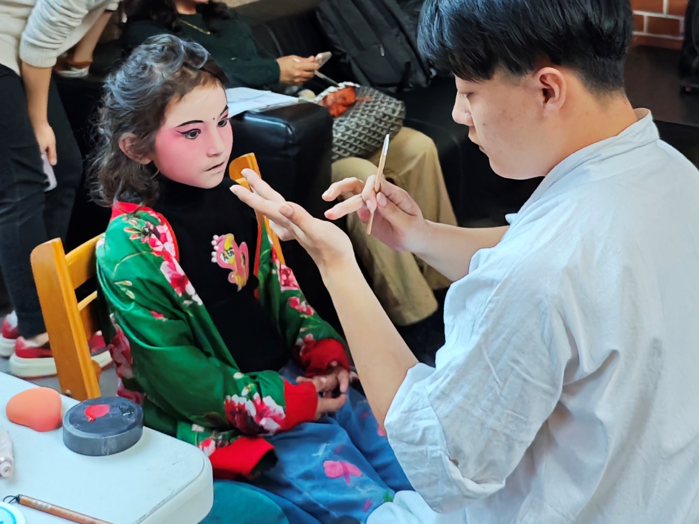 与中瑞戏曲文化爱好者进行交流。中国驻哥德堡总领馆供图