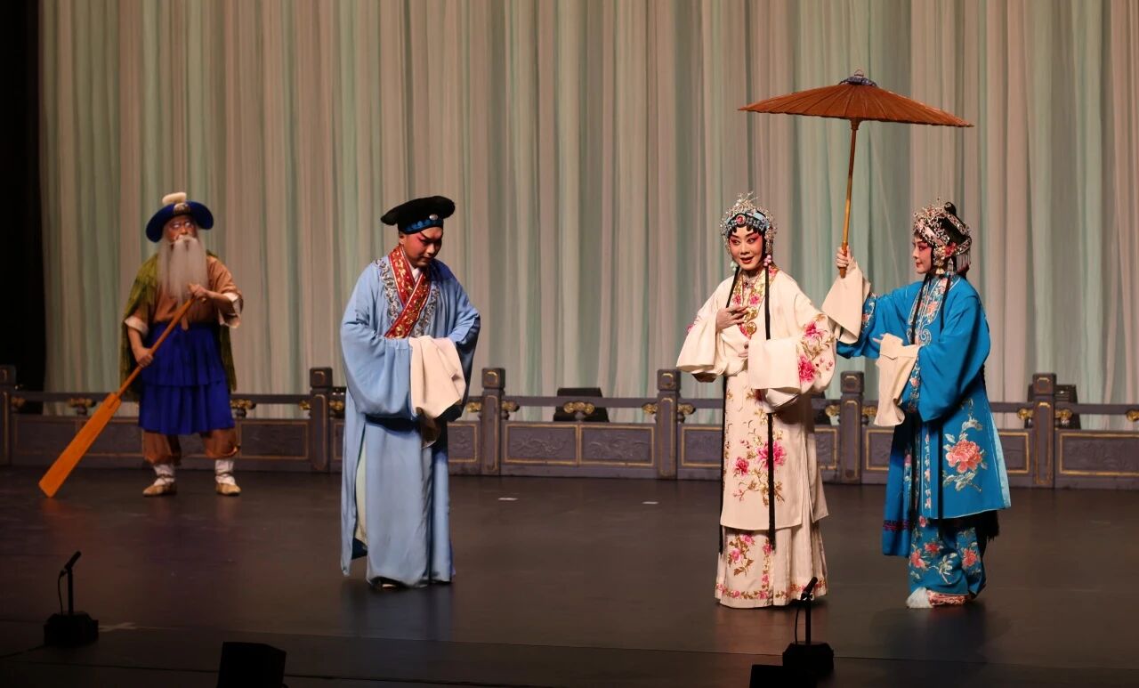 《白蛇传·游湖》剧照。中国戏曲学院供图