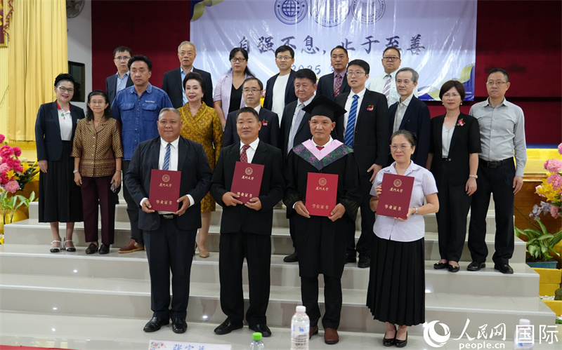 学位授予现场。人民网记者 简承渊摄