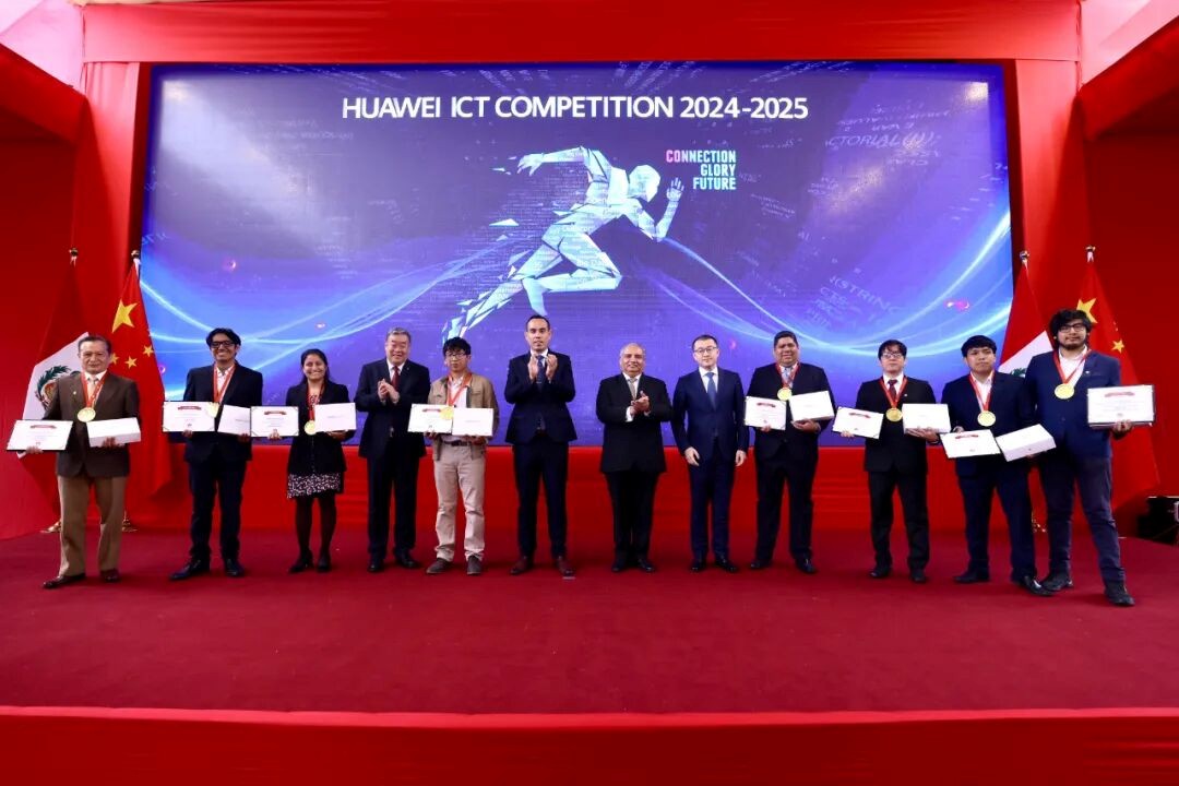 招待会设置了华为信息与通信技术大赛（ICT）为秘鲁参赛学子颁奖环节，秘鲁国会主席赫利等为获奖者颁奖。 中国驻秘鲁大使馆供图