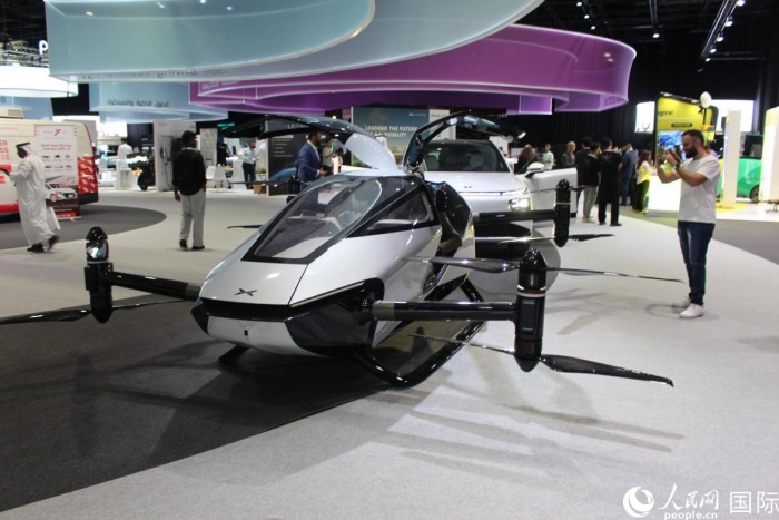 参观者在体验自动驾驶VR。人民网 杰勒德·阿勒费尔摄